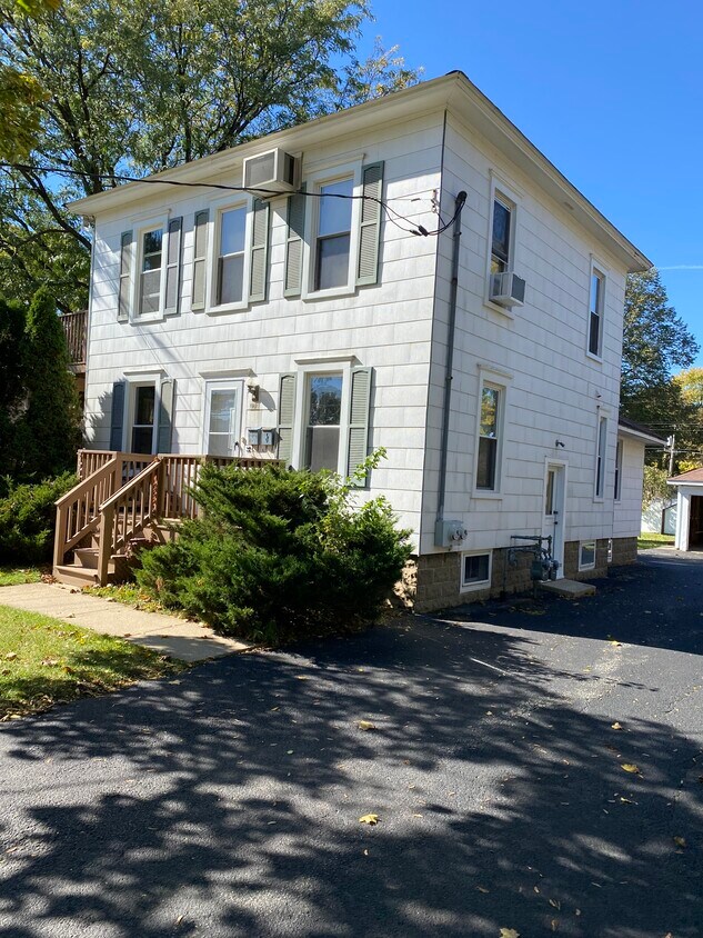 122 S McHenry Ave Unit B, Crystal Lake, IL 60014 Apartments in