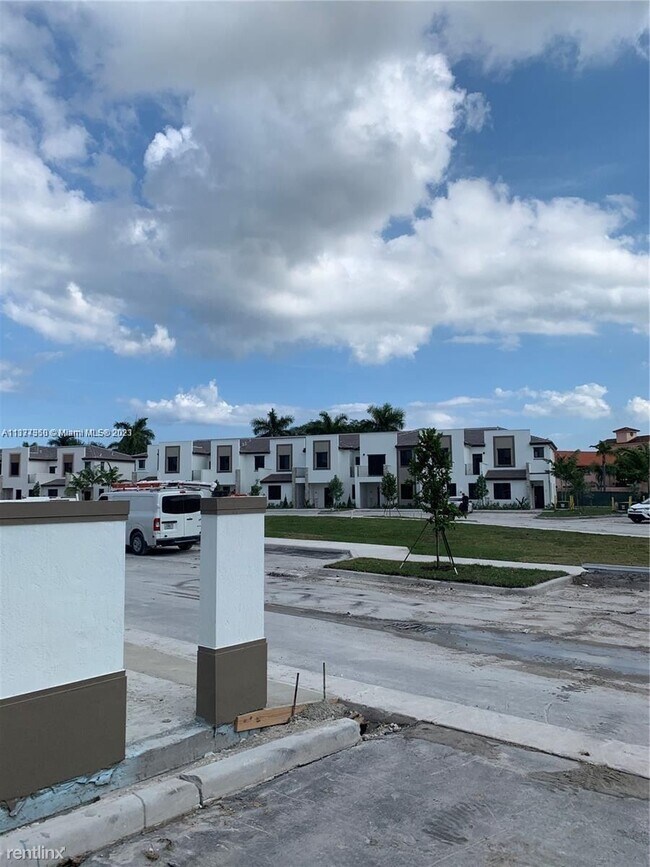 Building Photo - 3 br, 3 bath Townhome - Via Ventura
