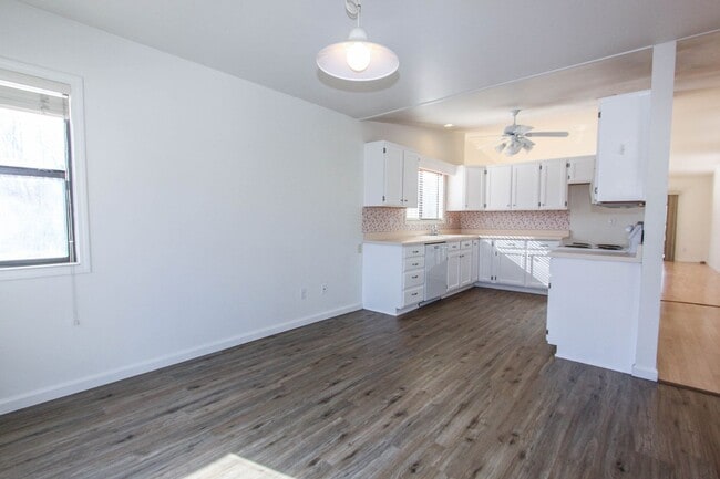 Building Photo - Cliff Rose - 3 Bedroom and 2 Bathroom