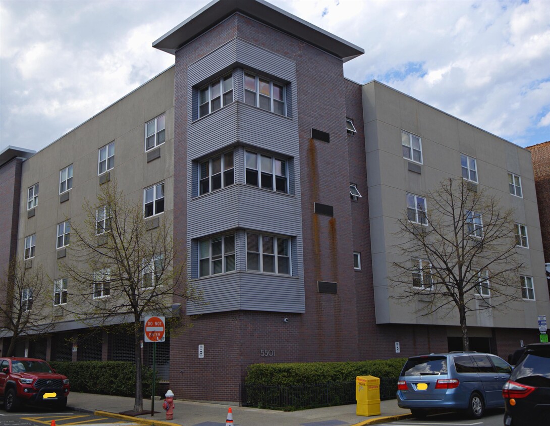 Foto principal - 5501 Hudson Ave