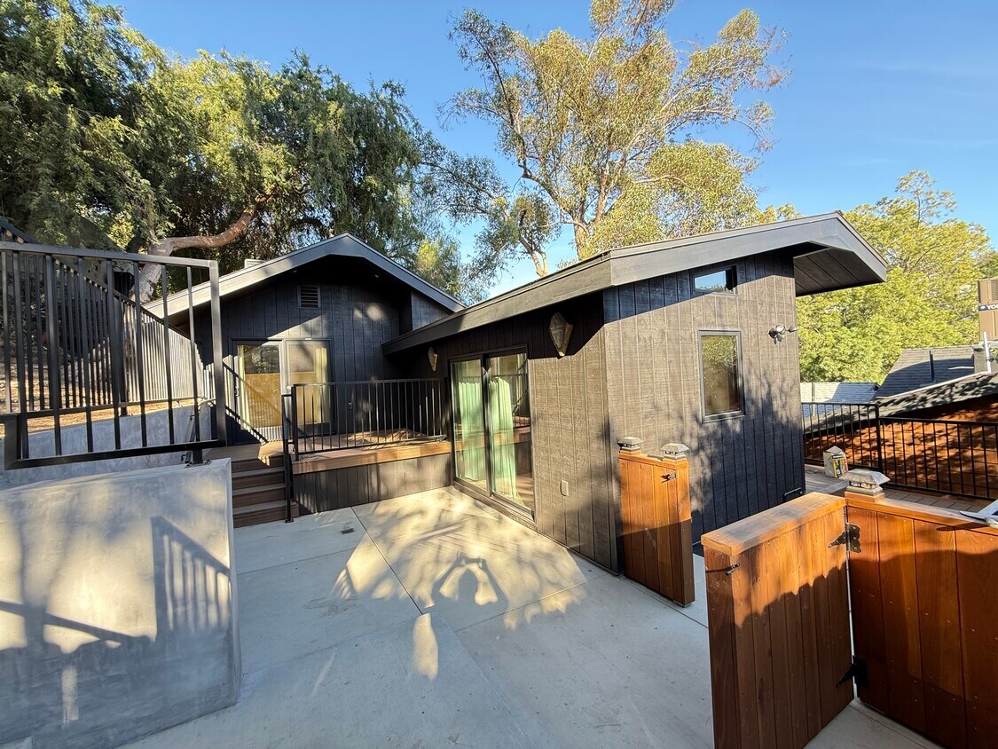 Foto principal - 2115 Hyperion Ave