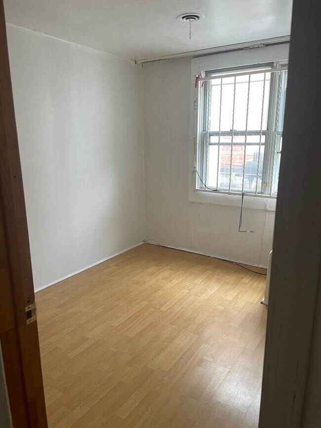 RM 4 - 7961 Castor Ave
