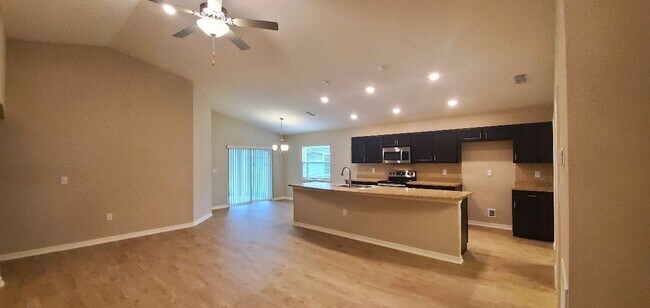 Building Photo - 4-Bedroom, 2-Bathroom in Lakeland