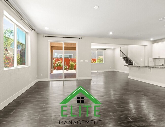 Foto del edificio - **Modern single-family residence in the hi...
