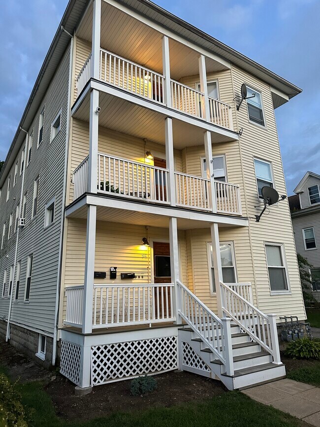 Foto del edificio - 94 Lakewood St