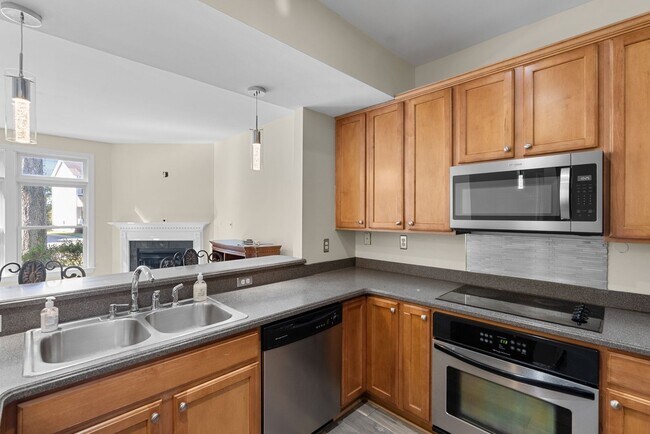 Building Photo - Spacious Condo in Norfolk