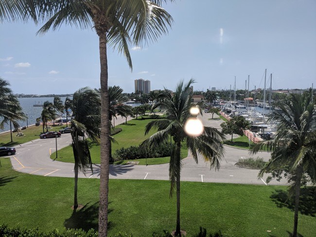 Foto del edificio - 301  Lake Shore Drive 409 Lake Park FL 33403
