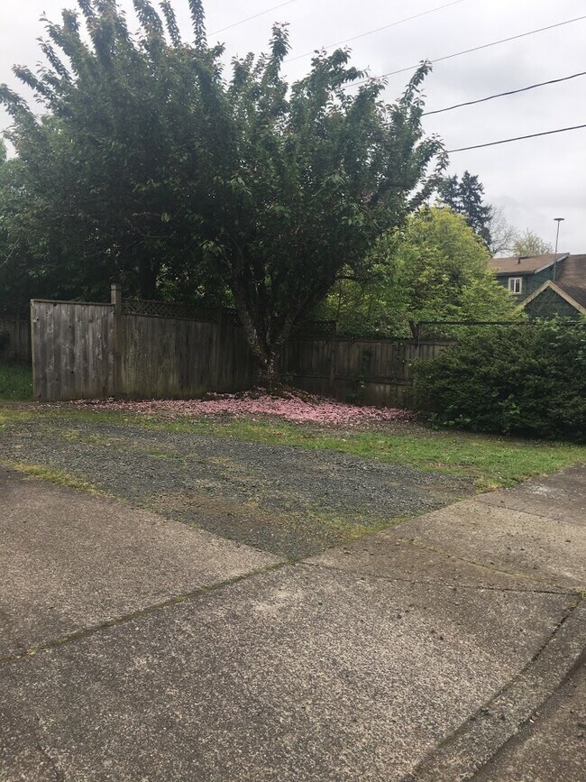 Foto del edificio - Charming Pet-Friendly Junction City Home with Yard & Garage