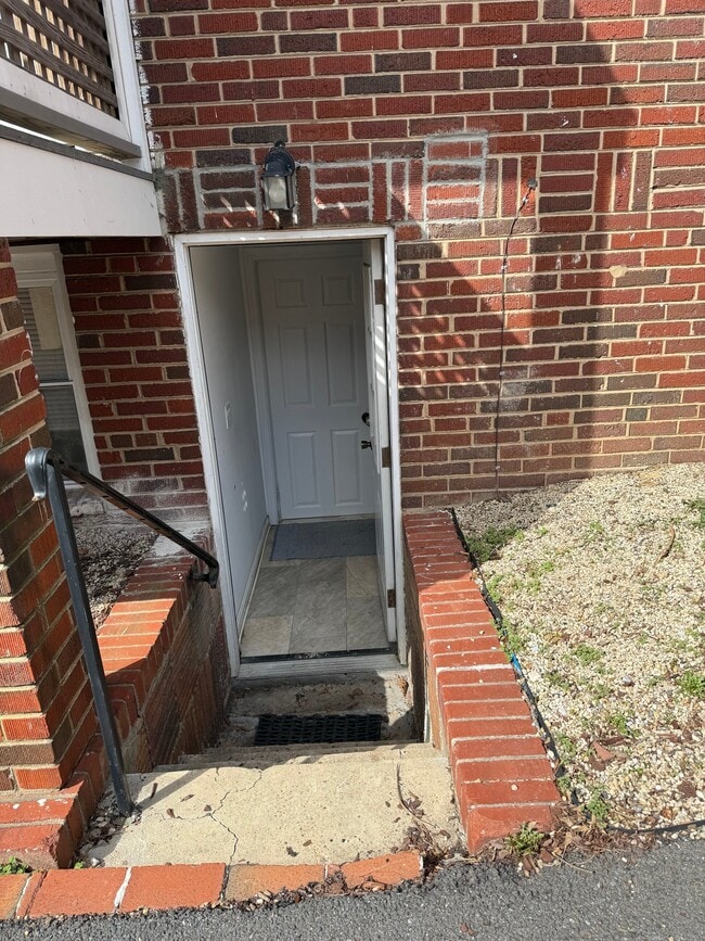 Building Photo - 811 Thayer Ave