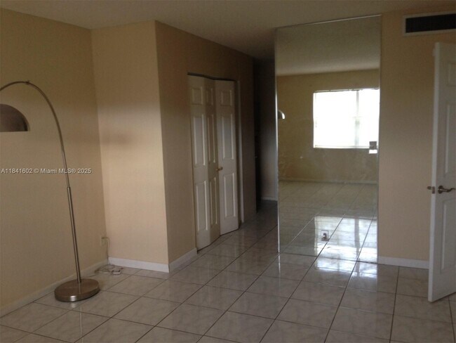 Foto del edificio - 6101 N Falls Cir Dr