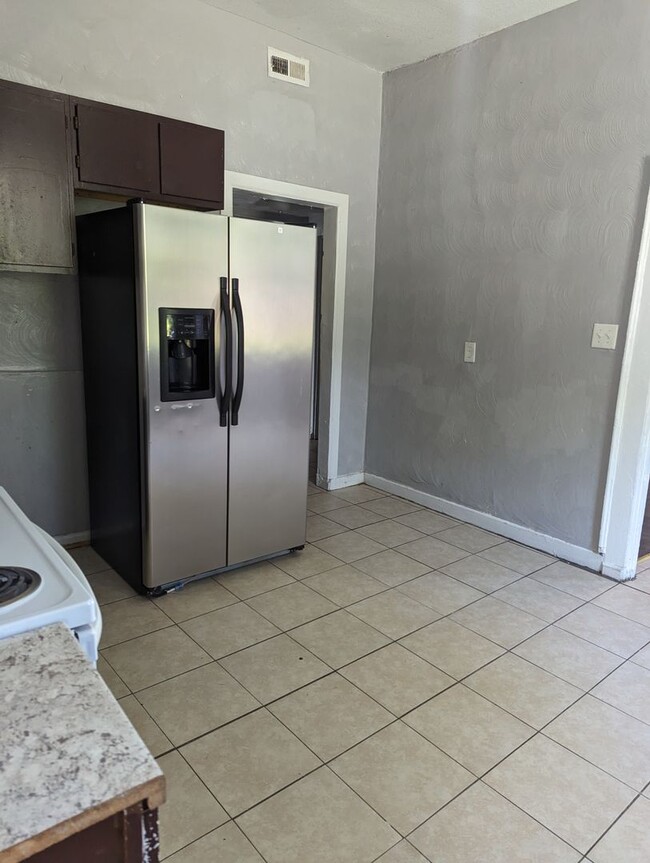 Foto del edificio - MOVE IN READY 4 Bedroom in the Heart of Po...