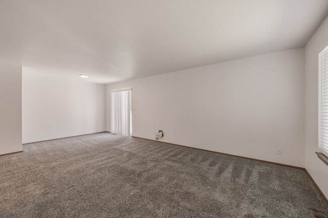 Building Photo - 2 bed 1 bath Duplex