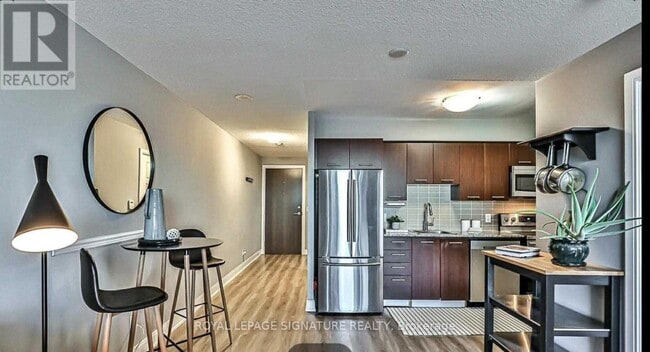 Building Photo - 125 Village Green Square