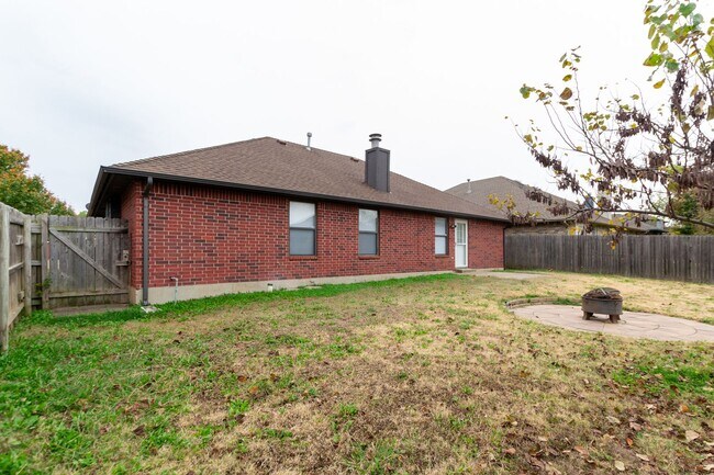 Building Photo - Discover Your Ideal Home: 3 Bed, 2 Bath wi...