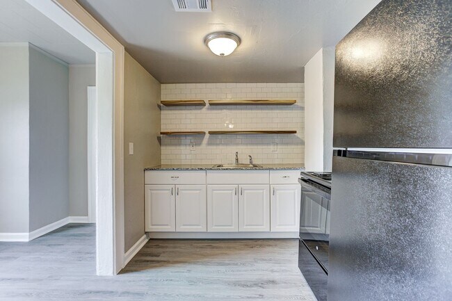 Foto del edificio - 1 bed 1 bath apartment for lease!