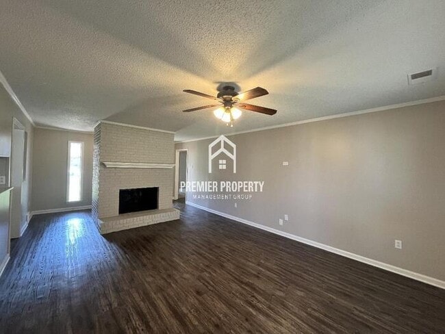 Building Photo - 3910 Robin Hill Dr