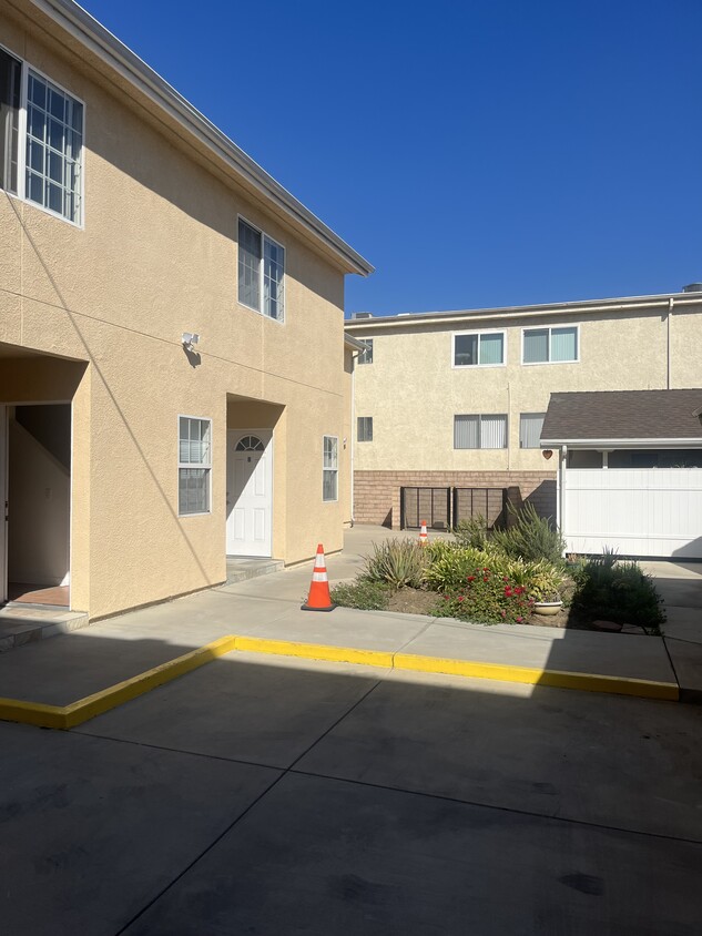 Foto principal - 12627 Oxnard St