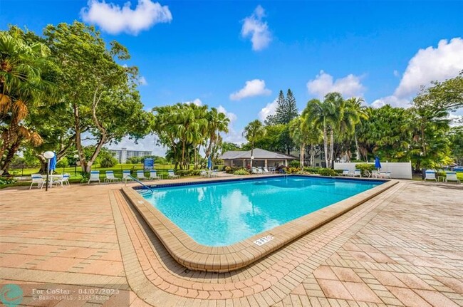 Building Photo - 3150 N Palm Aire Dr