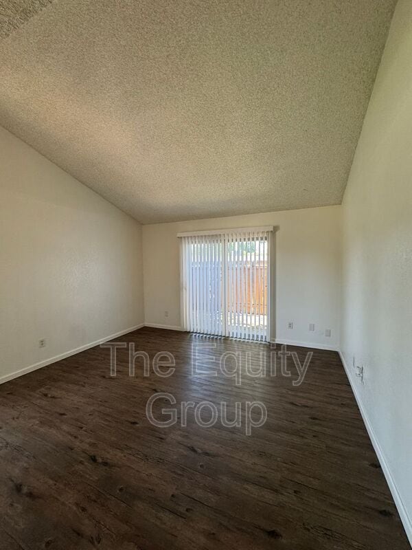 Foto del edificio - 1300 W Elowin Ave