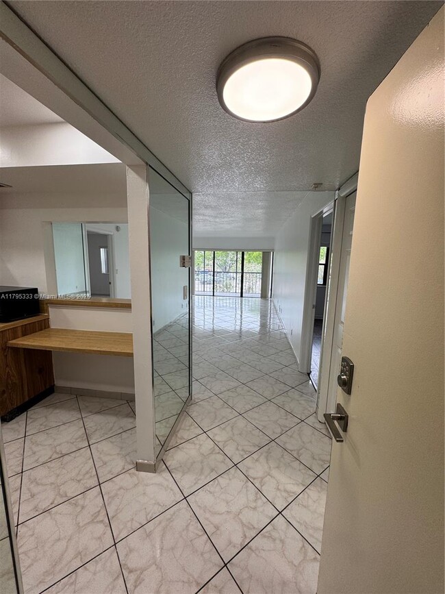 Foto del edificio - 200 Lakeview Dr