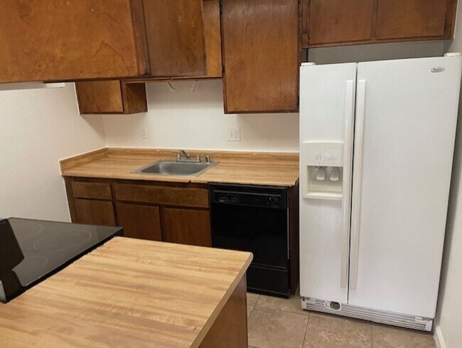 Foto del edificio - DUPLEX FOR RENT IN SACRAMENTO