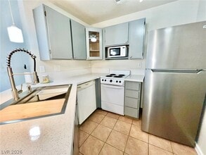 Building Photo - 480 Elm Dr