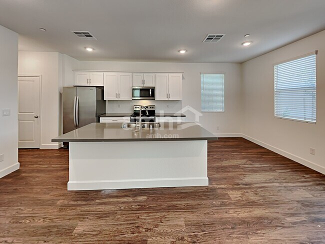 Building Photo - 10072 Roseum Ct