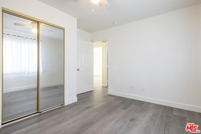 Foto del edificio - 819 W 73rd St