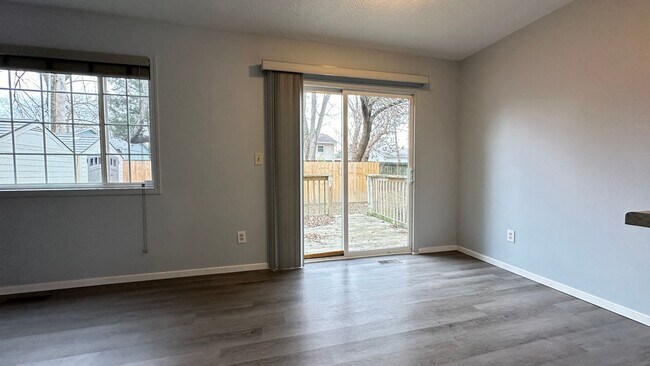 Foto del edificio - 501-503 S Village Court