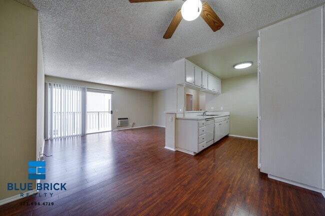 Foto del edificio - 10250 Commerce Ave