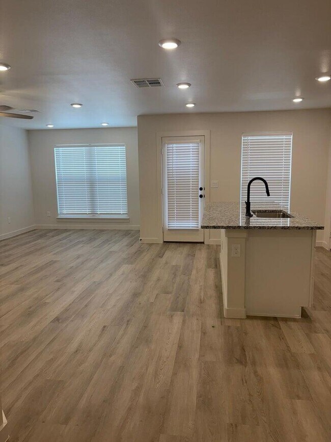 Foto del edificio - 5703 Colgate St