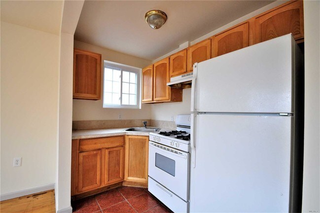 Building Photo - 3 bedroom in Queens NY 11415