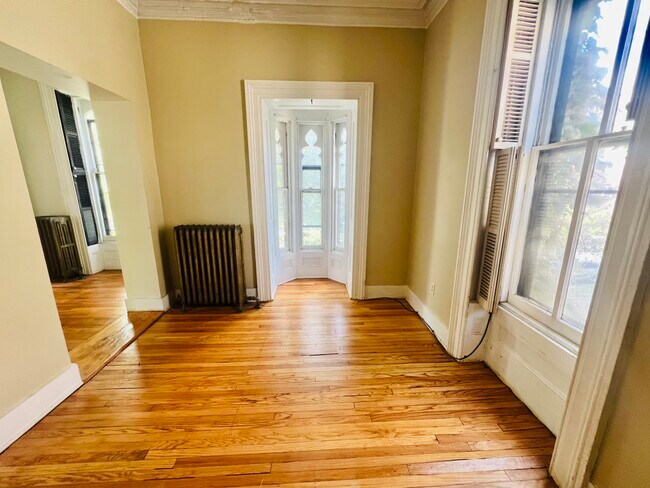 Bedroom w decorative bay window - 222 Montgomery St
