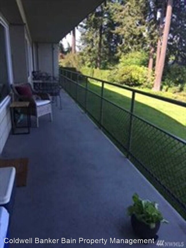 Building Photo - 2 br, 1 bath House - 965 Winslow Way E. #201