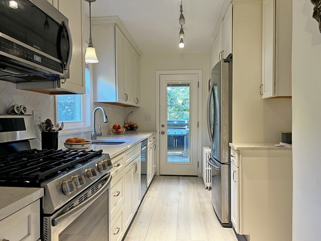 Building Photo - 234 Ferdon Ave