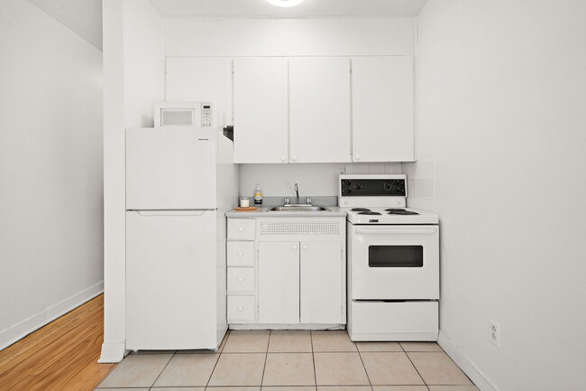 Building Photo - 3466 Aylmer