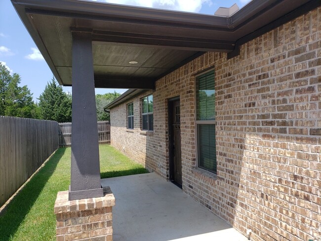 Building Photo - 1417 N Monte Vista St