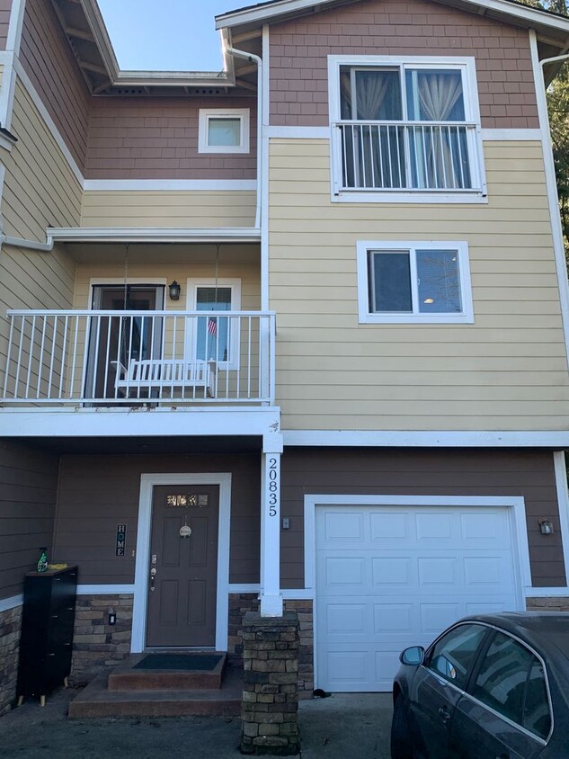 Foto principal - Beautiful 3 Bedroom Townhome in Desired Ne...