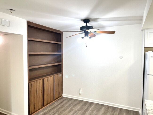 Foto del edificio - Mission Valley- Centrally Located Condo with AC, Private Patio and Parking.