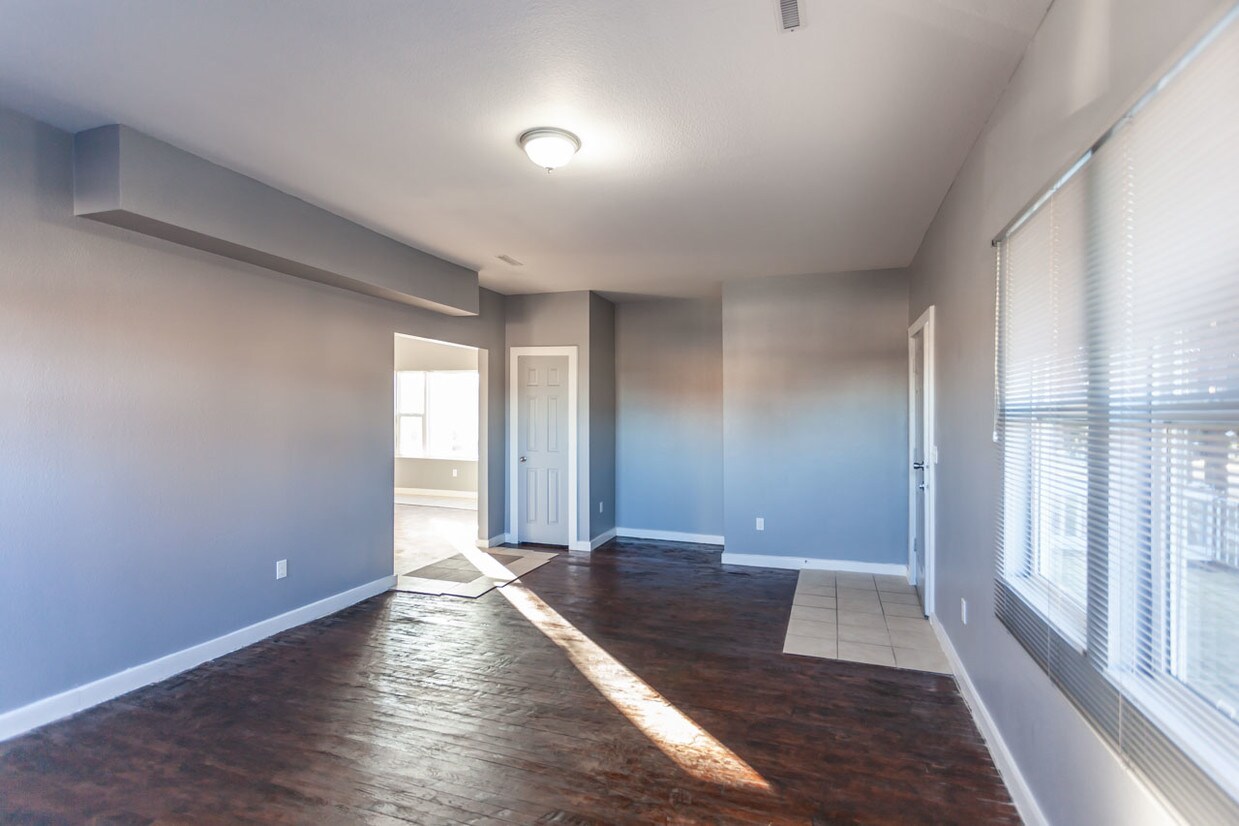 1614 S Market St Unit 1, Wichita, KS 67211 - Room for Rent in