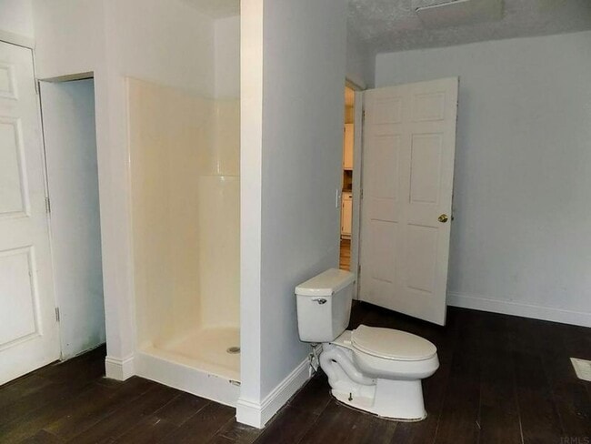 Foto del edificio - 4 Bedroom 1 bath