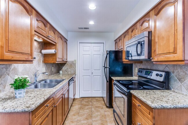 Foto del edificio - 5765 Cedar Creek Dr