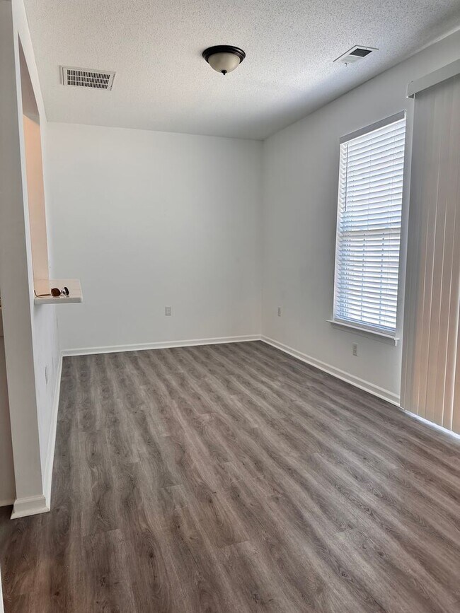 Foto del edificio - SOUGHT AFTER RED MILL VILLAGE