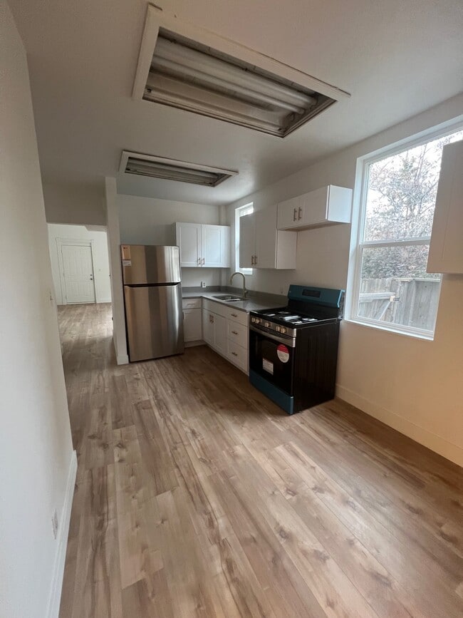 Building Photo - 948 E 400 S