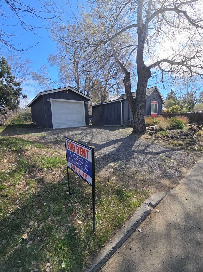 Foto del edificio - ?PRICE DROP? $300 off 1st months rent?Private & Super Cute 1BR – Prime Bend Location Near Food Carts