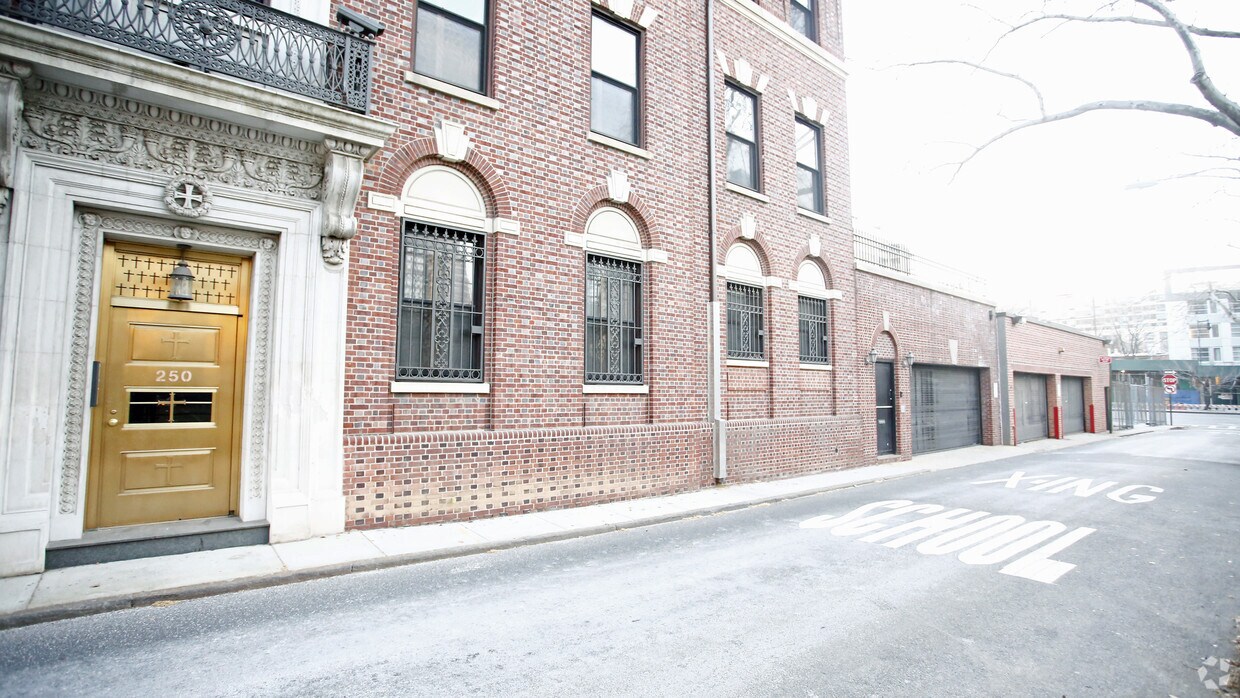 Building Photo - 250 Cathedral Pl