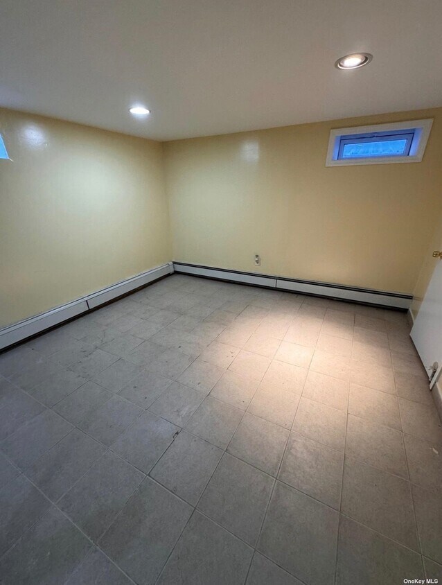 11 Sunnyside Ave, Hempstead, NY 11550 Room for Rent in Hempstead, NY