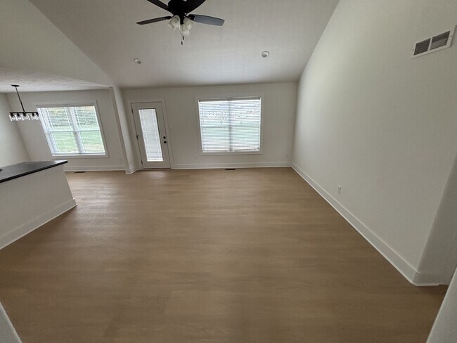 Foto del edificio - 921 Alberta Dr