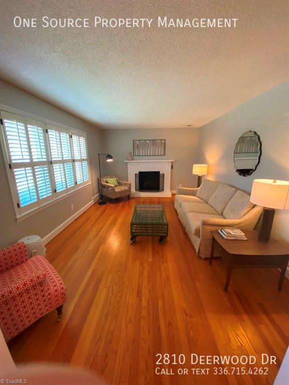 Foto del edificio - 2810 Deerwood Dr