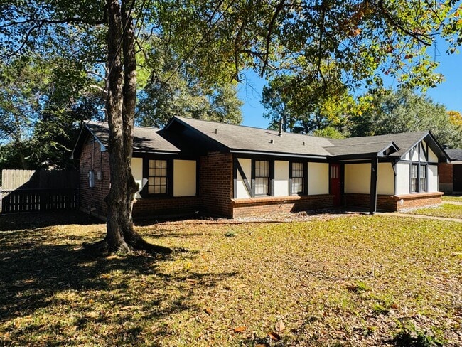 Foto del edificio - This 3 bedroom  home offers more than just...